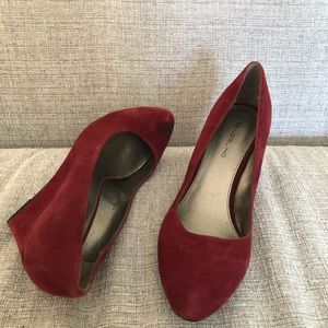 Cranberry red wedges